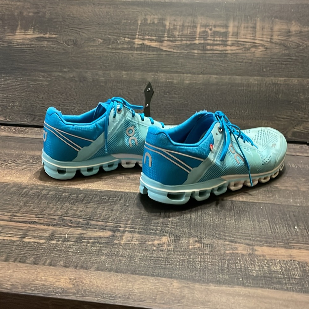 GUC ON CLOUD RUNNING SHOES 7.5 - Picture 8 of 10